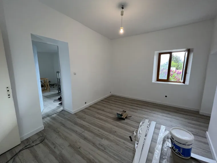 Rénovation des sols, plafonds et murs d'un appartement à Corps